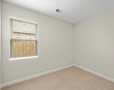 6015 Diamond Leaf Court - Photo Thumbnail 17