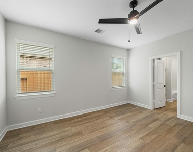 6015 Diamond Leaf Court - Photo Thumbnail 11
