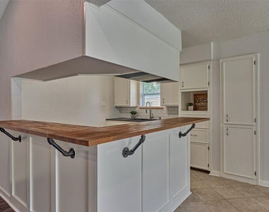 307 Robinwood Drive - Photo Thumbnail 8