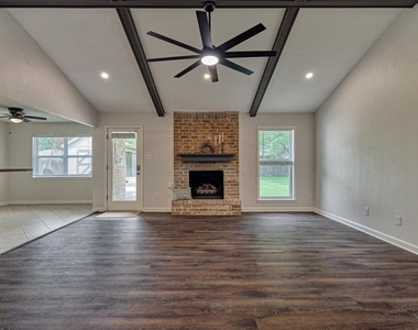 307 Robinwood Drive - Photo Thumbnail 4