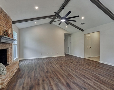 307 Robinwood Drive - Photo Thumbnail 5