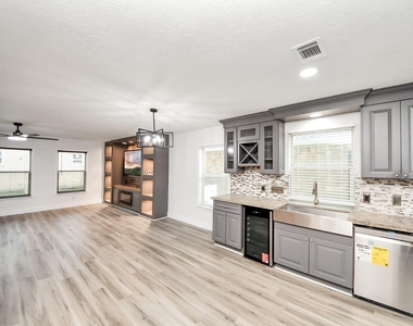 1910 Fallow Lane - Photo Thumbnail 17