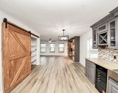 1910 Fallow Lane - Photo Thumbnail 13