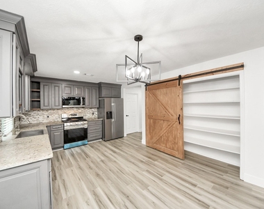 1910 Fallow Lane - Photo Thumbnail 11