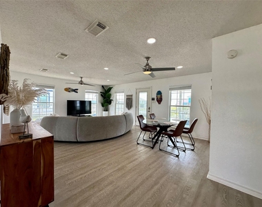 22810 Fresca Street - Photo Thumbnail 9