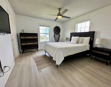 22810 Fresca Street - Photo Thumbnail 10