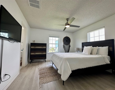 22810 Fresca Street - Photo Thumbnail 16