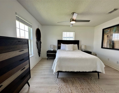 22810 Fresca Street - Photo Thumbnail 12