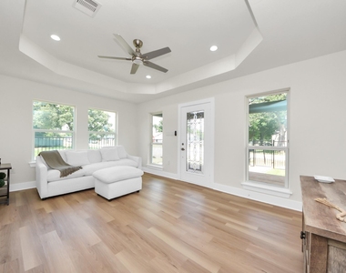 1102 Gazin Street - Photo Thumbnail 5