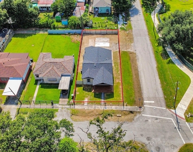1102 Gazin Street - Photo Thumbnail 2