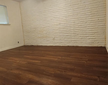 103 Avondale Street - Photo Thumbnail 5