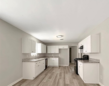 819 W Kyle Road - Photo Thumbnail 7