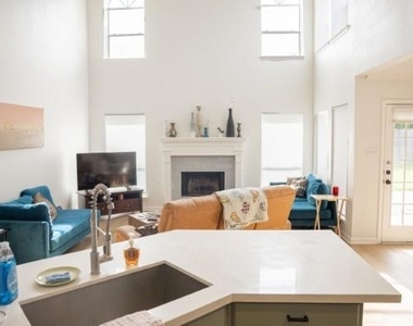 315 Vantage Pointe Circle - Photo Thumbnail 5