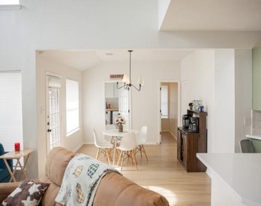 315 Vantage Pointe Circle - Photo Thumbnail 4