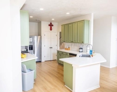 315 Vantage Pointe Circle - Photo Thumbnail 6