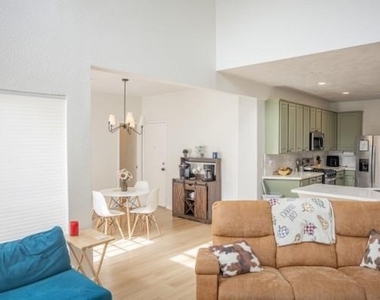 315 Vantage Pointe Circle - Photo Thumbnail 2