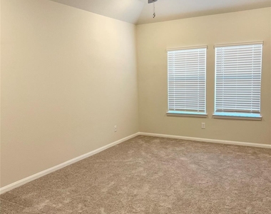 705 Seabreeze Drive - Photo Thumbnail 12