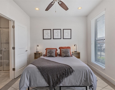 2114 Sabine Street - Photo Thumbnail 2