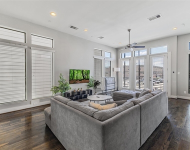 2114 Sabine Street - Photo Thumbnail 5