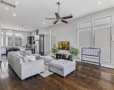 2114 Sabine Street - Photo Thumbnail 6