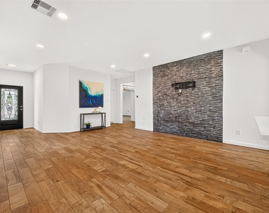 923 Saginaw Bay Court - Photo Thumbnail 2