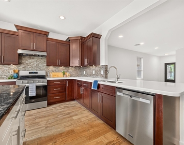 923 Saginaw Bay Court - Photo Thumbnail 10