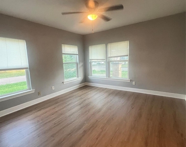 410 E Humble Street - Photo Thumbnail 7