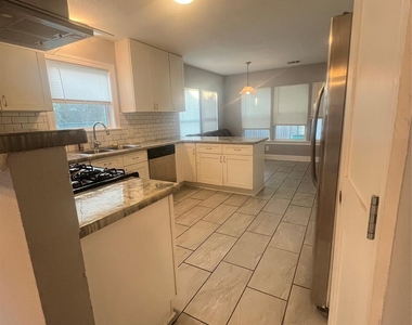 410 E Humble Street - Photo Thumbnail 4