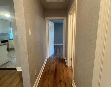 410 E Humble Street - Photo Thumbnail 8