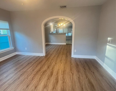 410 E Humble Street - Photo Thumbnail 2