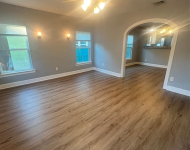 410 E Humble Street - Photo Thumbnail 1