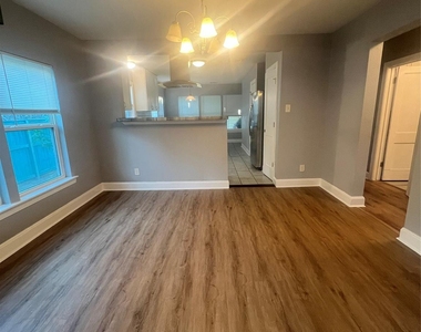 410 E Humble Street - Photo Thumbnail 3