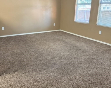 745 Grambling Dr - Photo Thumbnail 5