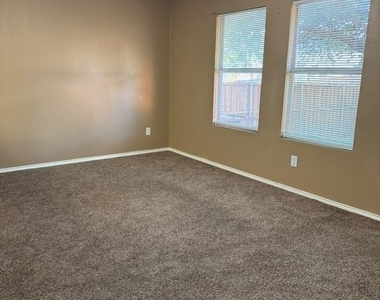 745 Grambling Dr - Photo Thumbnail 6