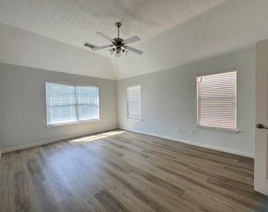 6834 Great Oaks Shadow Drive - Photo Thumbnail 9