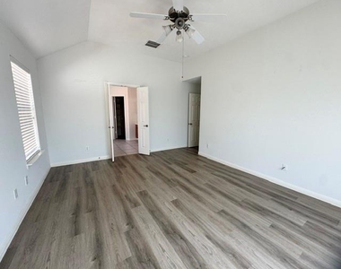 6834 Great Oaks Shadow Drive - Photo Thumbnail 8
