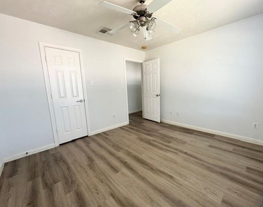 6834 Great Oaks Shadow Drive - Photo Thumbnail 15