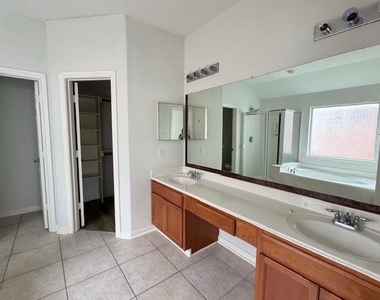 6834 Great Oaks Shadow Drive - Photo Thumbnail 10