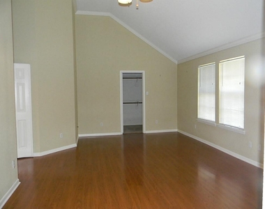 2322 Edgewood Drive - Photo Thumbnail 5