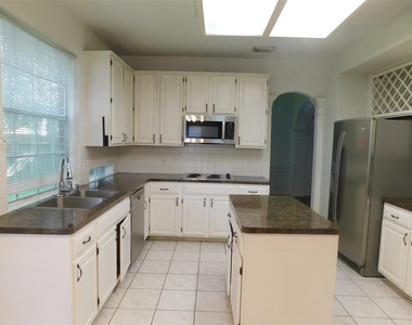 2322 Edgewood Drive - Photo Thumbnail 7