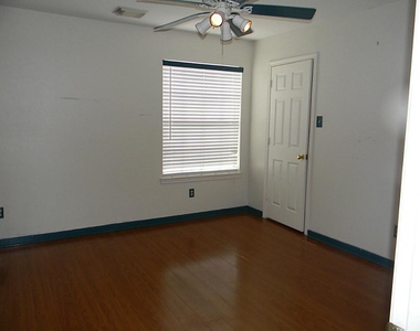 2322 Edgewood Drive - Photo Thumbnail 10