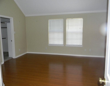 2322 Edgewood Drive - Photo Thumbnail 11