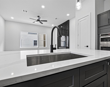 1107 Wilson St - Photo Thumbnail 9
