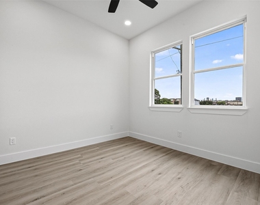 1107 Wilson St - Photo Thumbnail 23