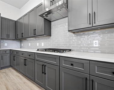 1107 Wilson St - Photo Thumbnail 7