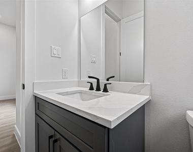 1107 Wilson St - Photo Thumbnail 20