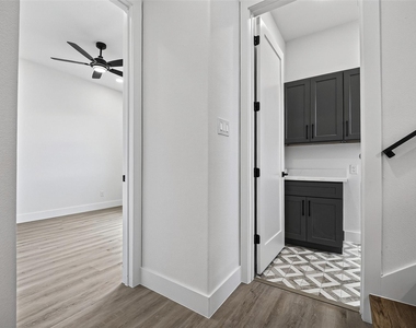 1107 Wilson St - Photo Thumbnail 13