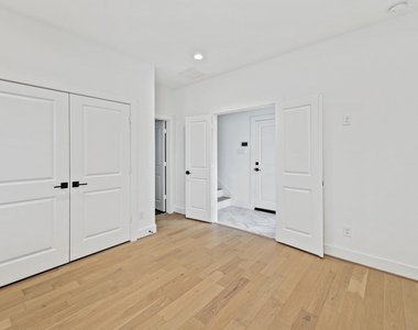 1108 Brooks Street - Photo Thumbnail 2