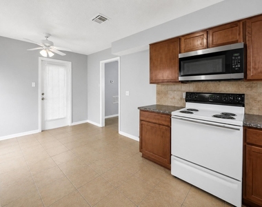 1707 Stone Lake Drive - Photo Thumbnail 7