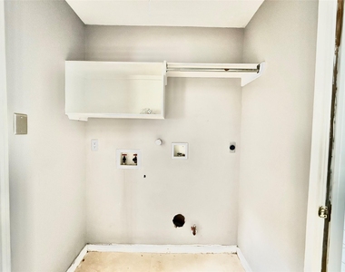 8815 Champion Springs Circle - Photo Thumbnail 17